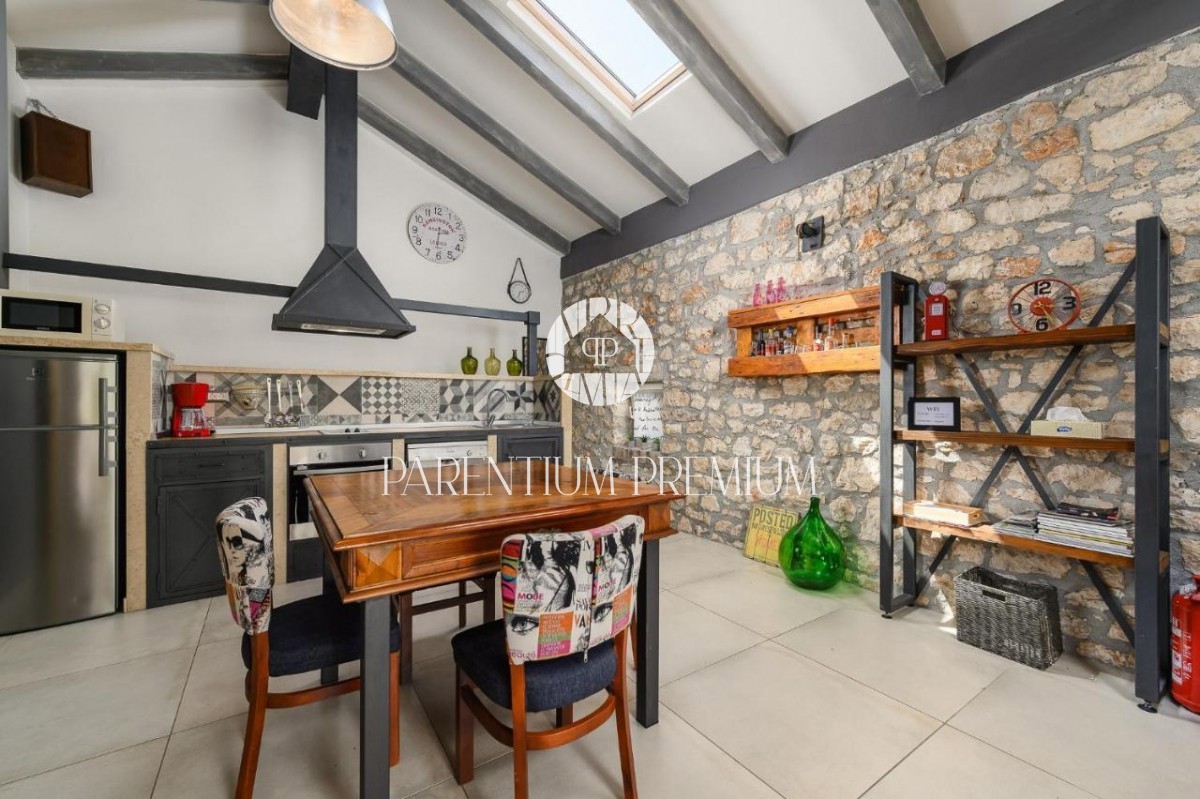 Casa a schiera in pietra d'Istria con piscina