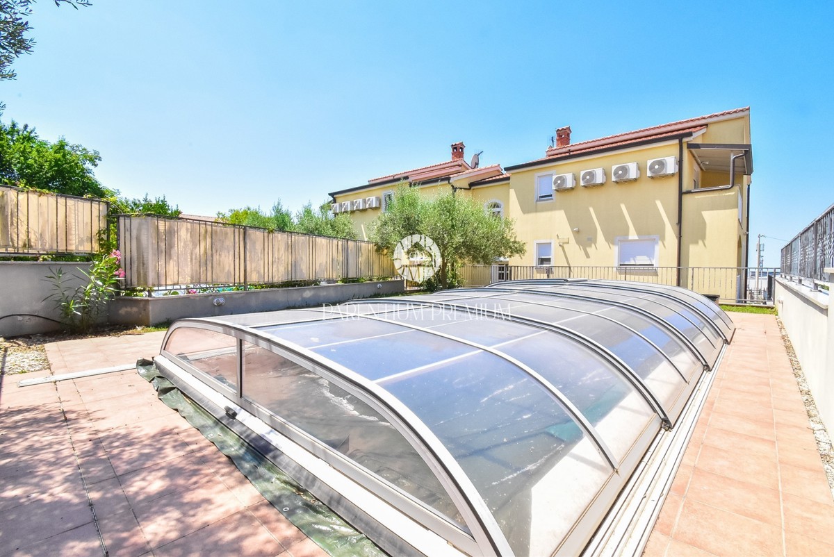 Esclusiva! Casa bifamiliare con piscina e vista mare