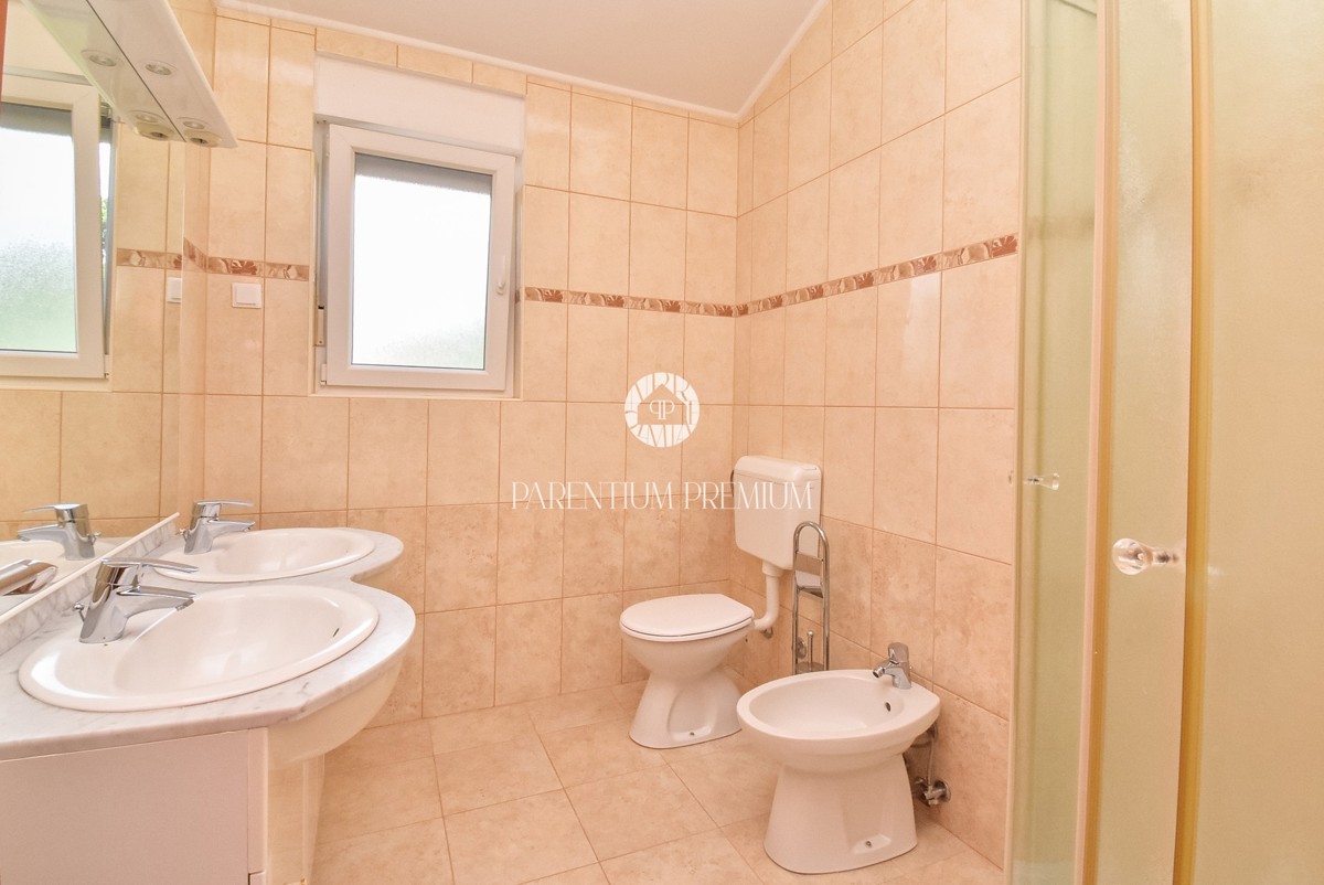 Esclusiva! Casa bifamiliare con piscina e vista mare