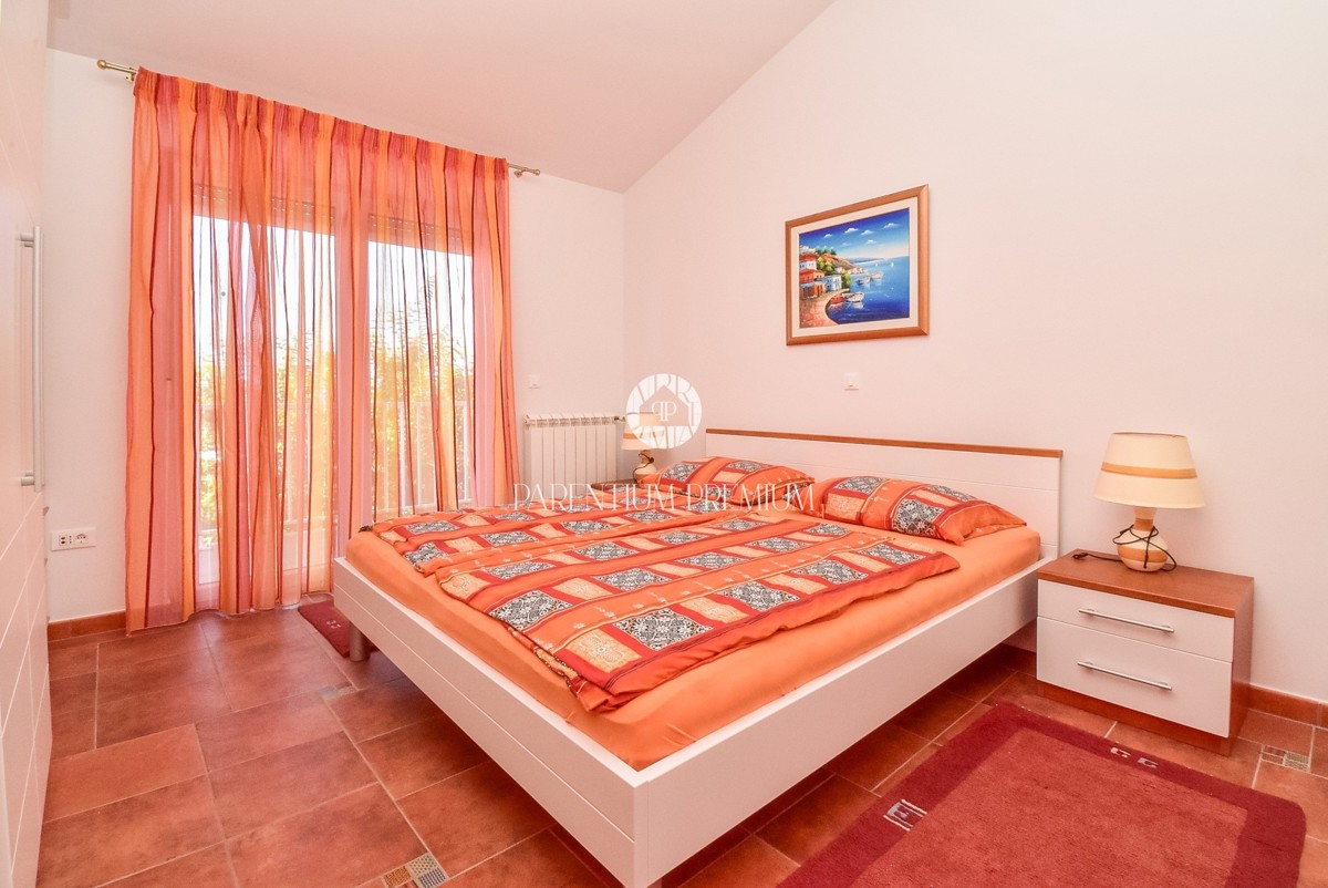 Esclusiva! Casa bifamiliare con piscina e vista mare