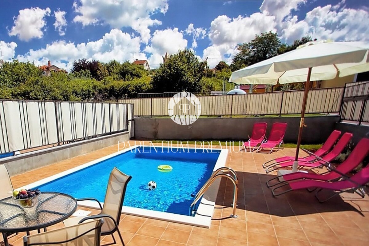 Esclusiva! Casa bifamiliare con piscina e vista mare