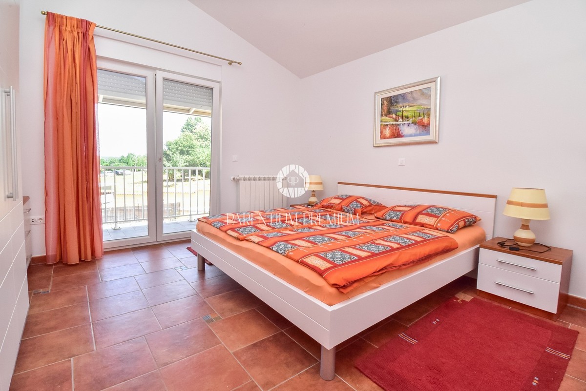Esclusiva! Casa bifamiliare con piscina e vista mare