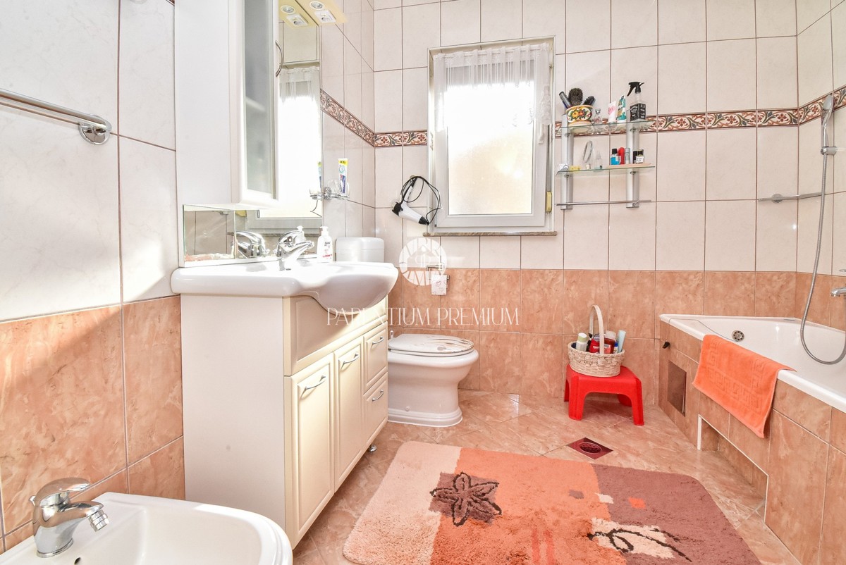 Affascinante Casa Familiare con Cortile Privato vicino a Parenzo