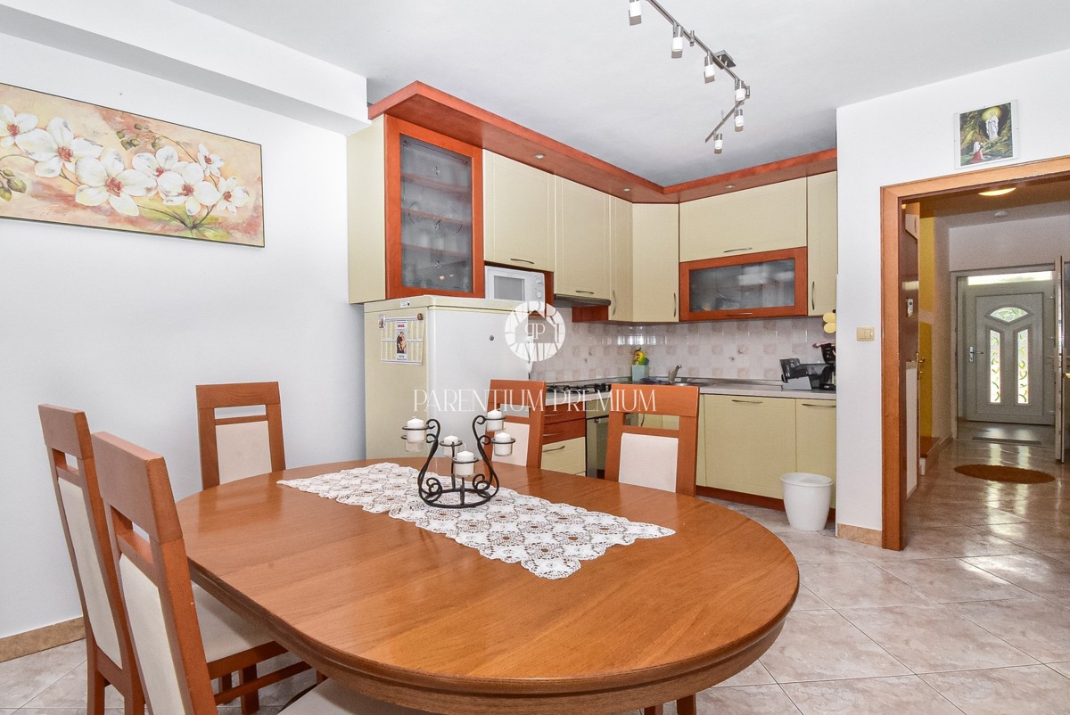 Affascinante Casa Familiare con Cortile Privato vicino a Parenzo