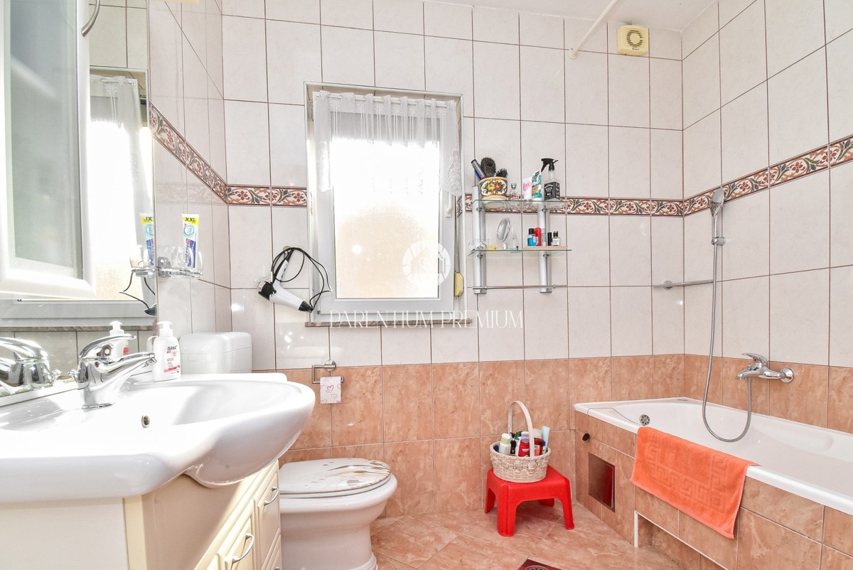 Affascinante Casa Familiare con Cortile Privato vicino a Parenzo