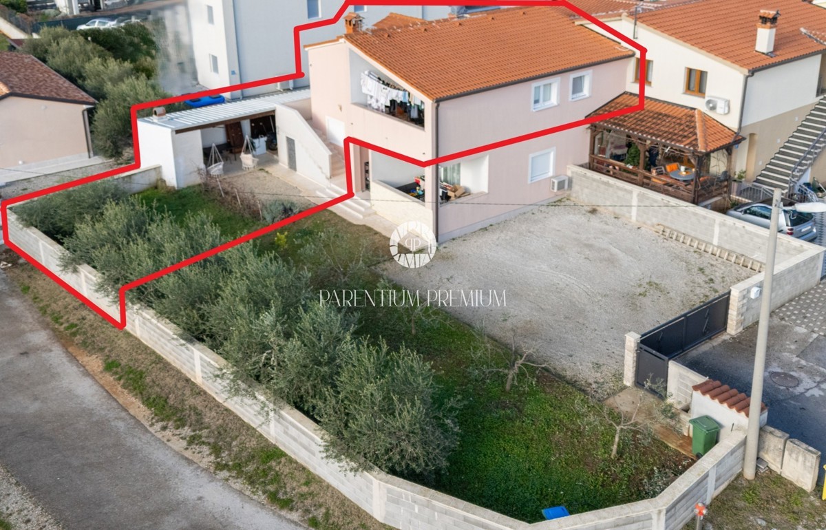 Ampio appartamento al primo piano con tre camere da letto, giardino e taverna aperta