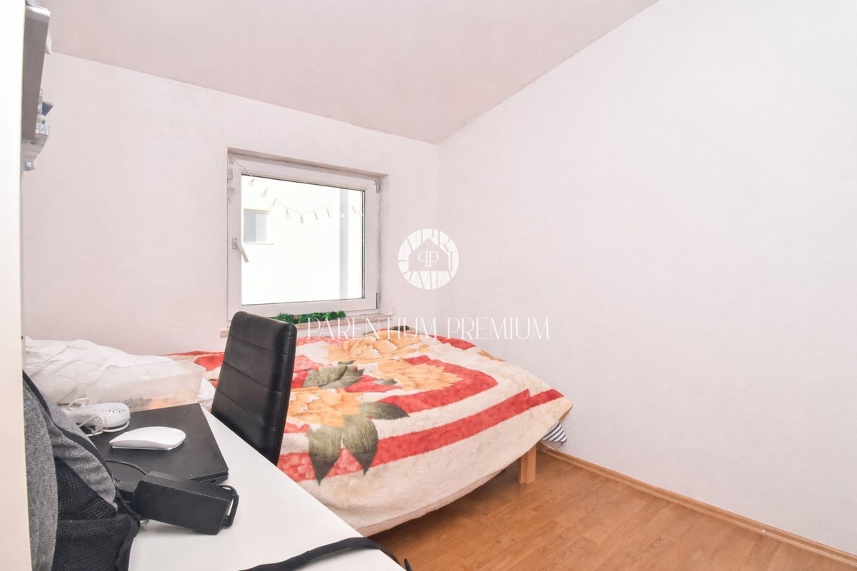 Ampio appartamento al primo piano con tre camere da letto, giardino e taverna aperta