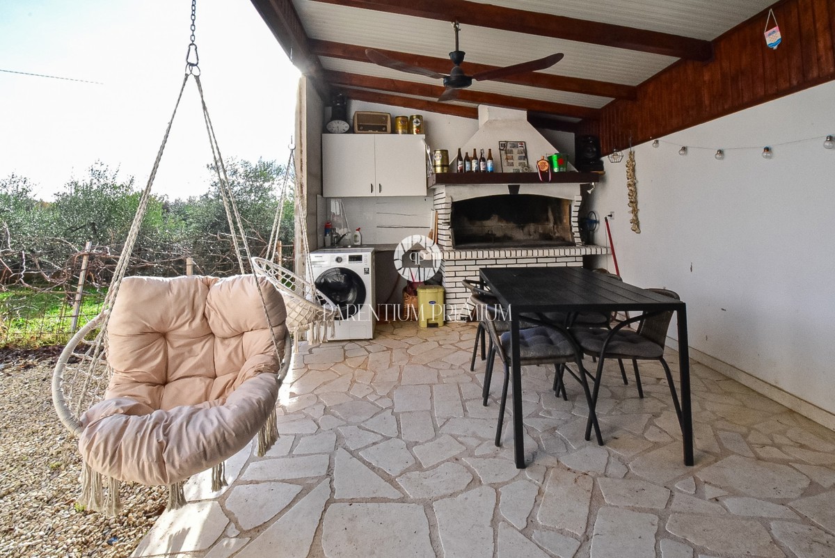 Ampio appartamento al primo piano con tre camere da letto, giardino e taverna aperta