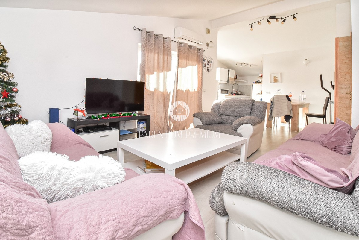 Ampio appartamento al primo piano con tre camere da letto, giardino e taverna aperta