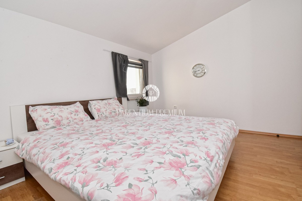 Ampio appartamento al primo piano con tre camere da letto, giardino e taverna aperta