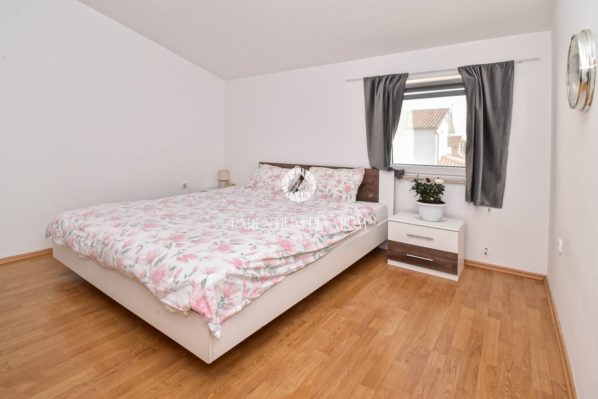 Ampio appartamento al primo piano con tre camere da letto, giardino e taverna aperta