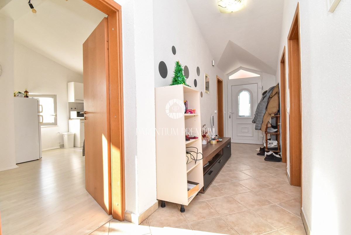 Ampio appartamento al primo piano con tre camere da letto, giardino e taverna aperta