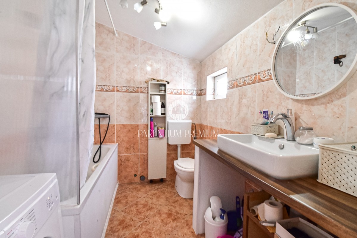 Ampio appartamento al primo piano con tre camere da letto, giardino e taverna aperta