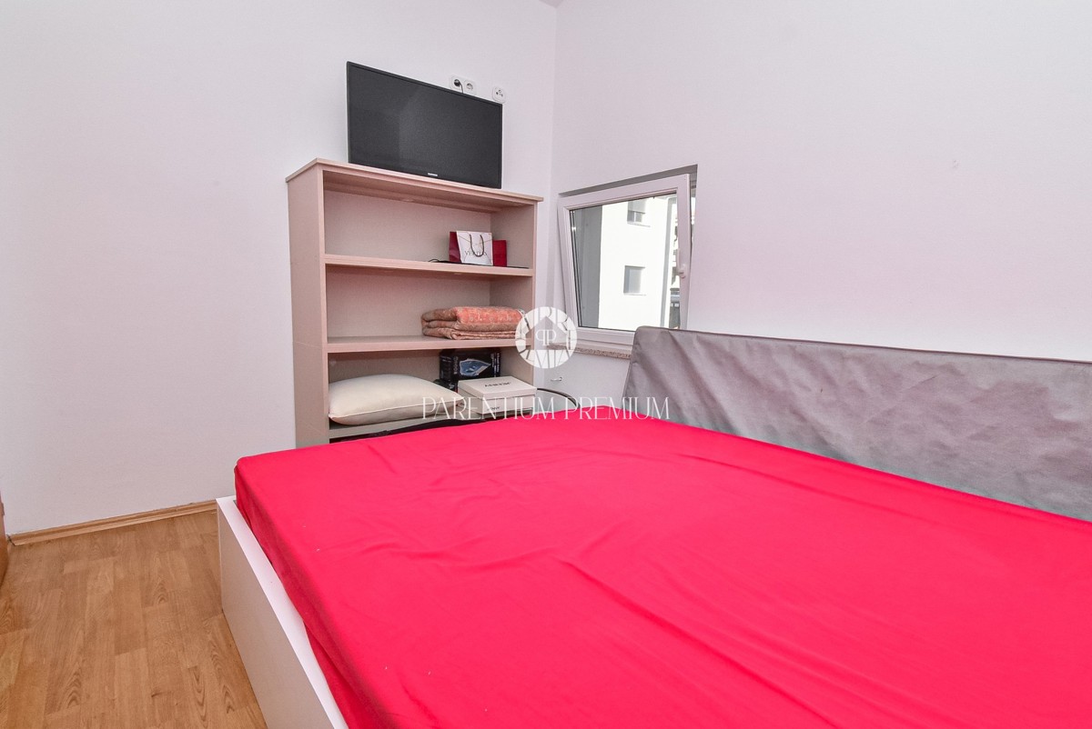 Ampio appartamento al primo piano con tre camere da letto, giardino e taverna aperta