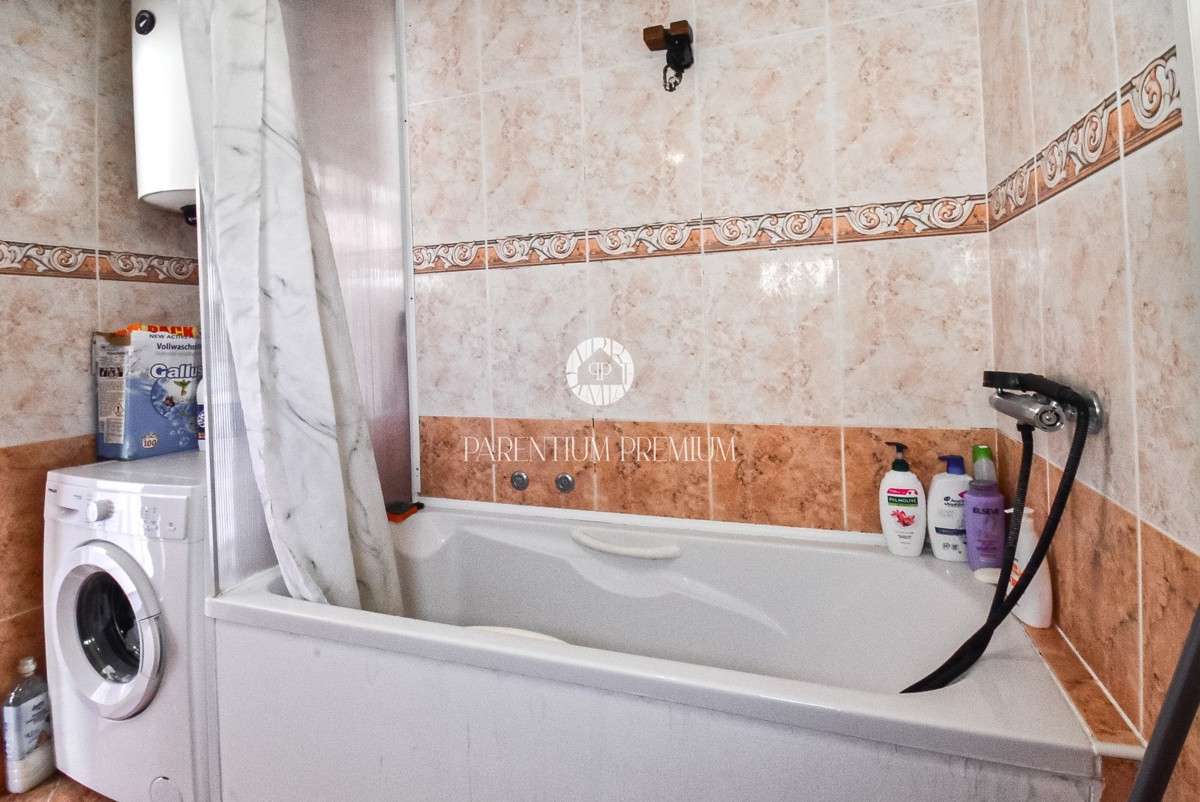 Ampio appartamento al primo piano con tre camere da letto, giardino e taverna aperta