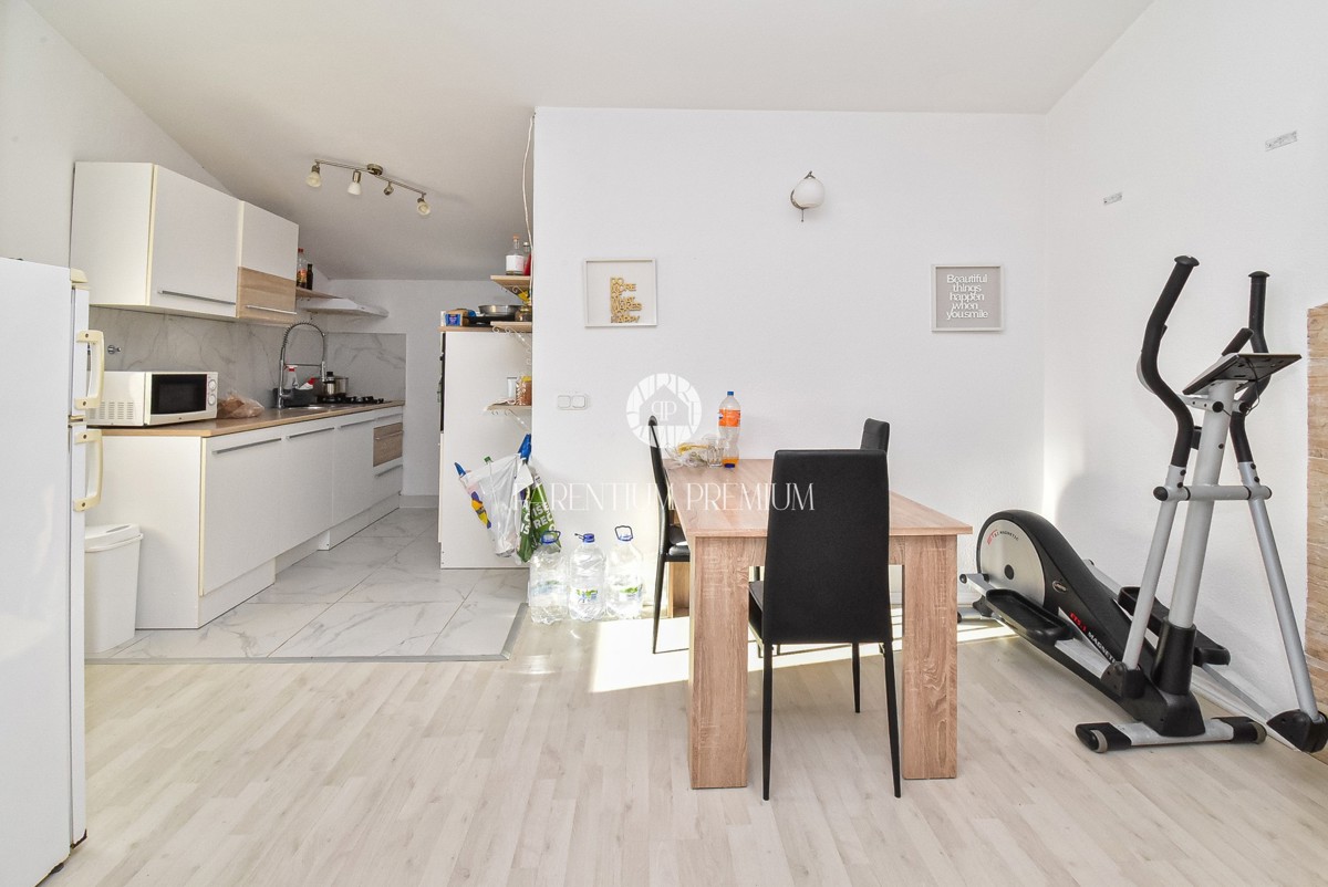 Ampio appartamento al primo piano con tre camere da letto, giardino e taverna aperta