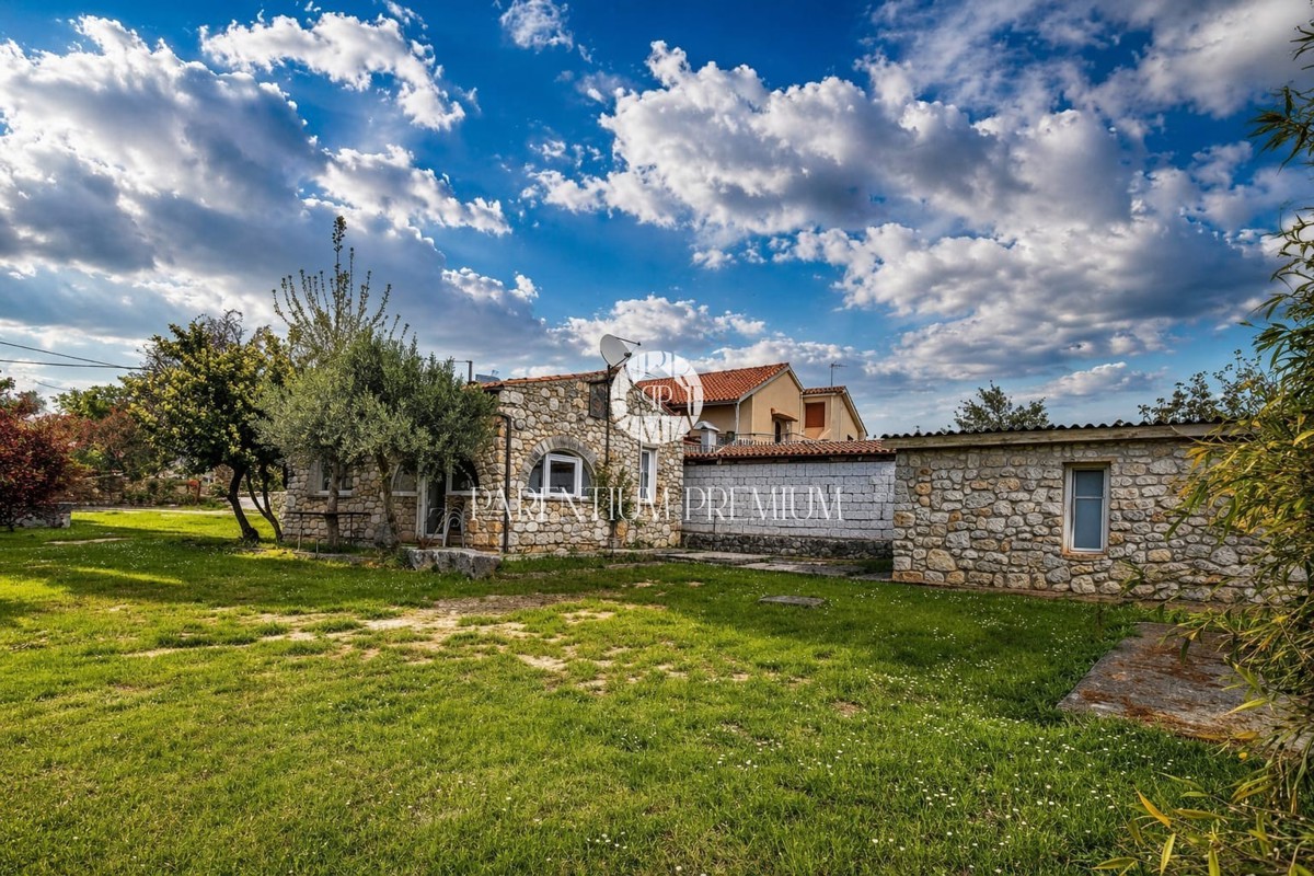 Affascinante casa in pietra con edificio annesso su un ampio terreno