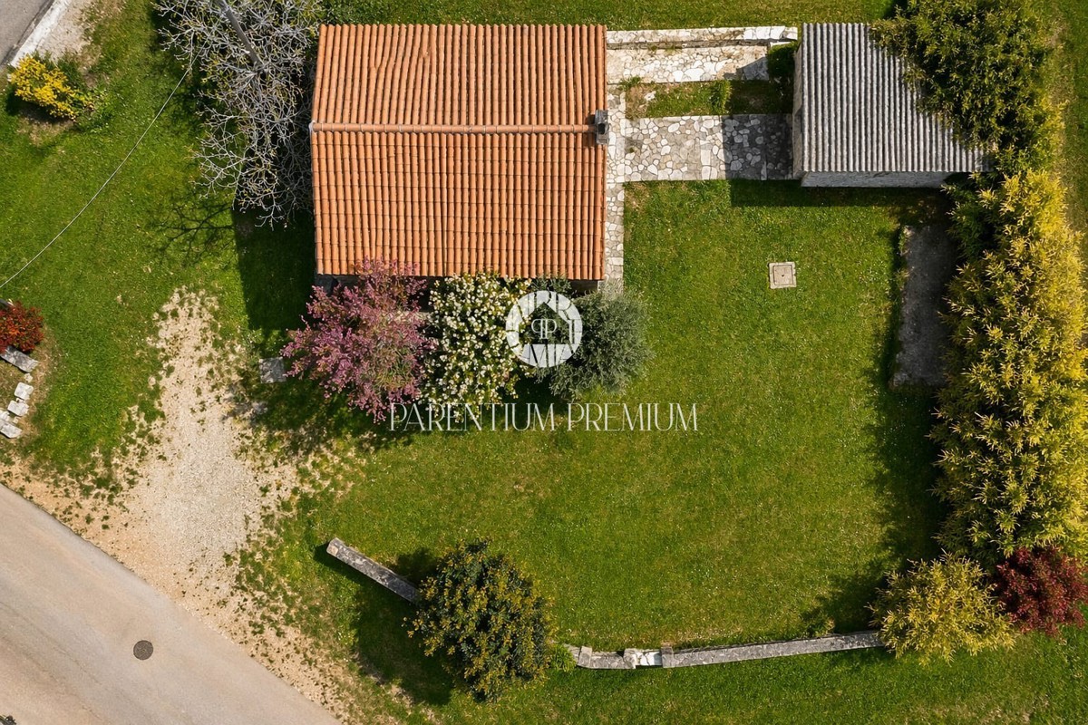 Affascinante casa in pietra con edificio annesso su un ampio terreno