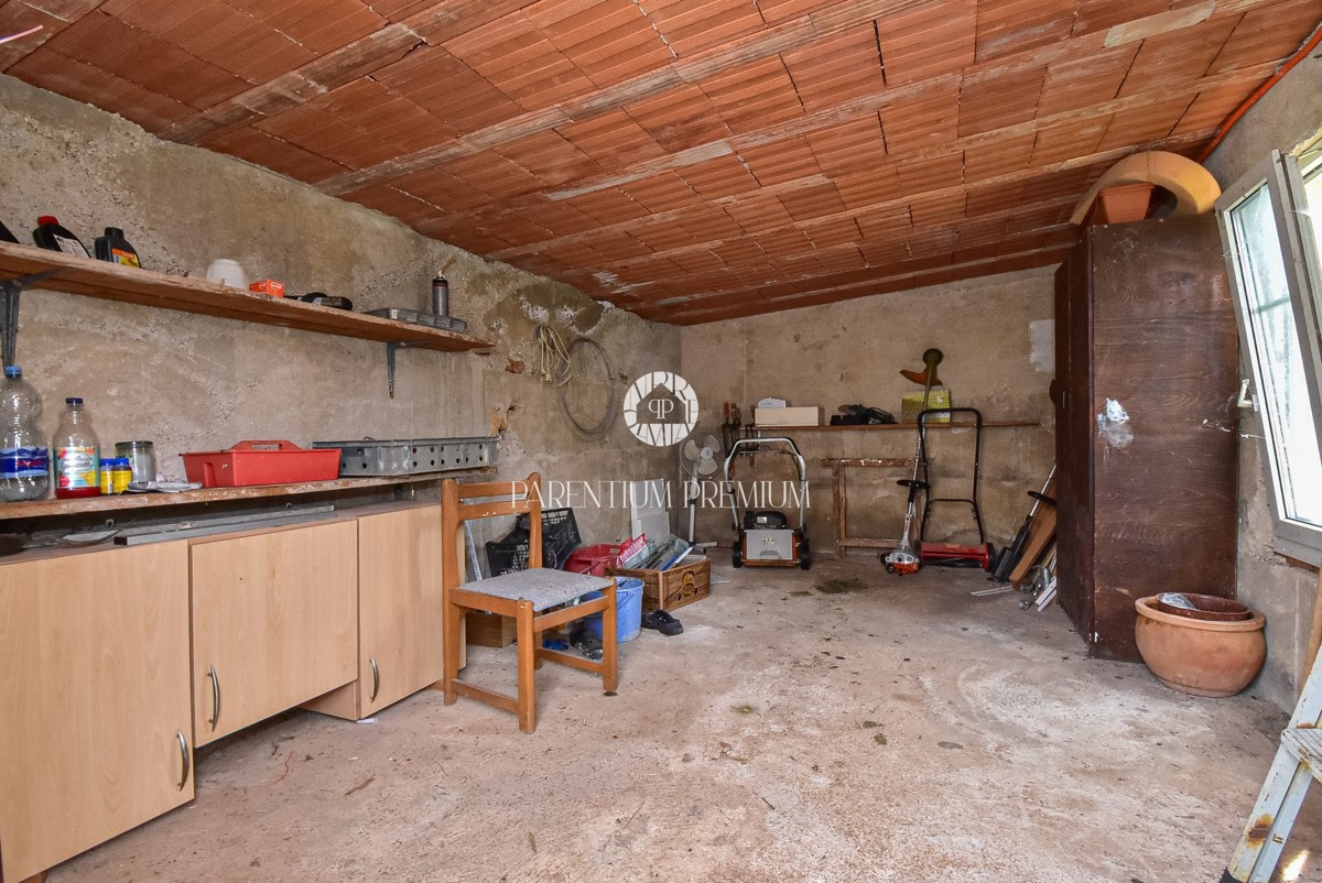 Affascinante casa in pietra con edificio annesso su un ampio terreno