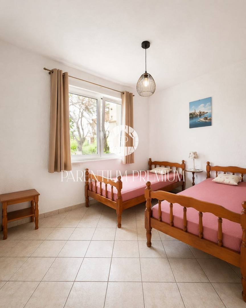 Affascinante casa in pietra con edificio annesso su un ampio terreno