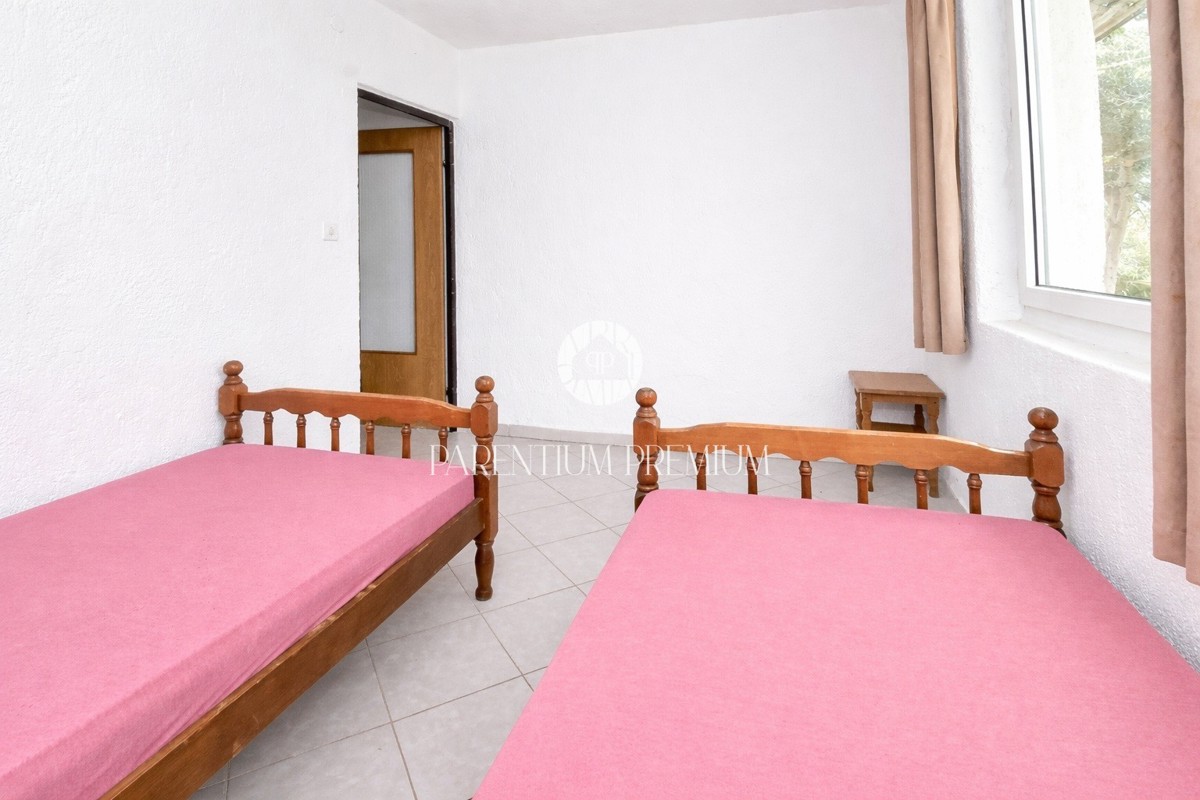 Affascinante casa in pietra con edificio annesso su un ampio terreno