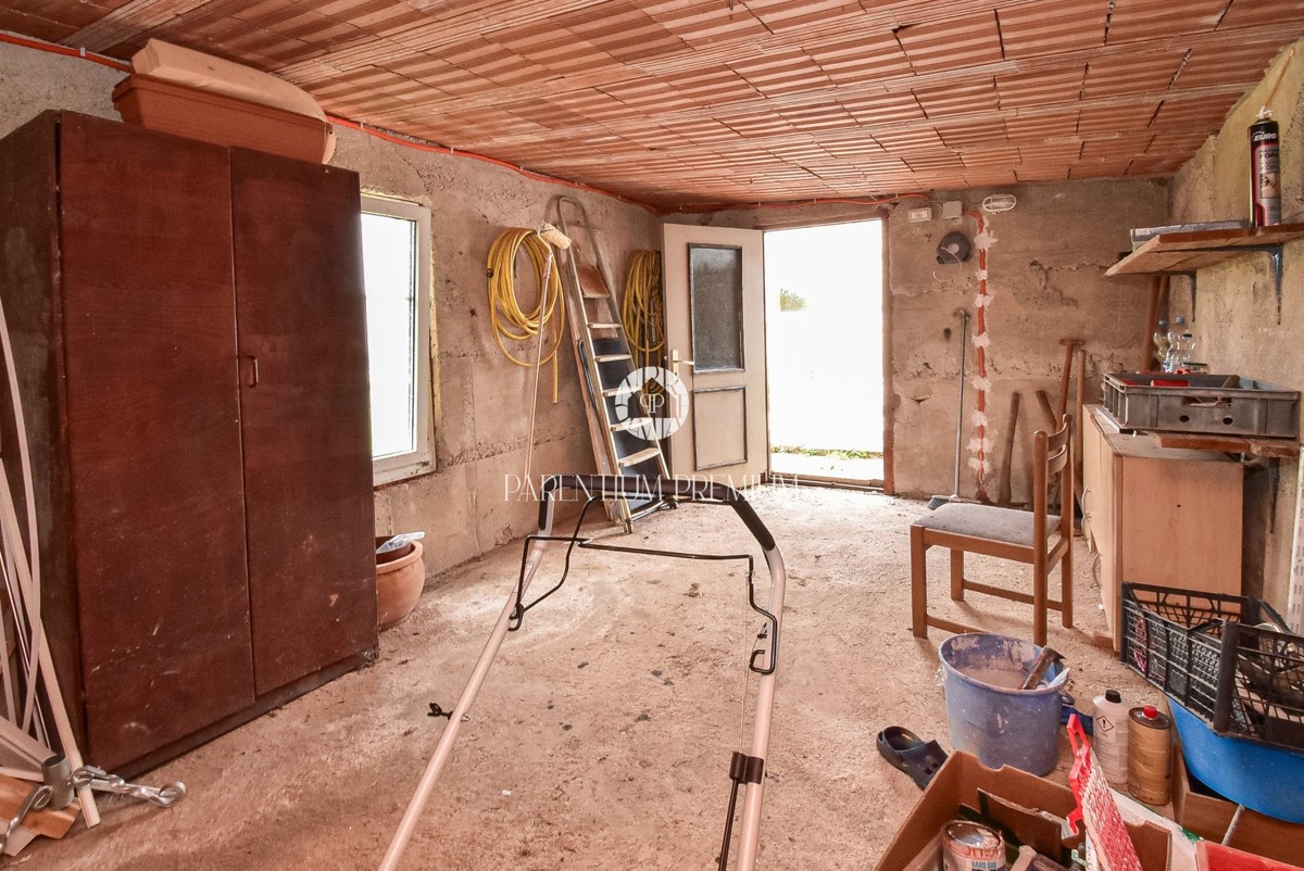 Affascinante casa in pietra con edificio annesso su un ampio terreno