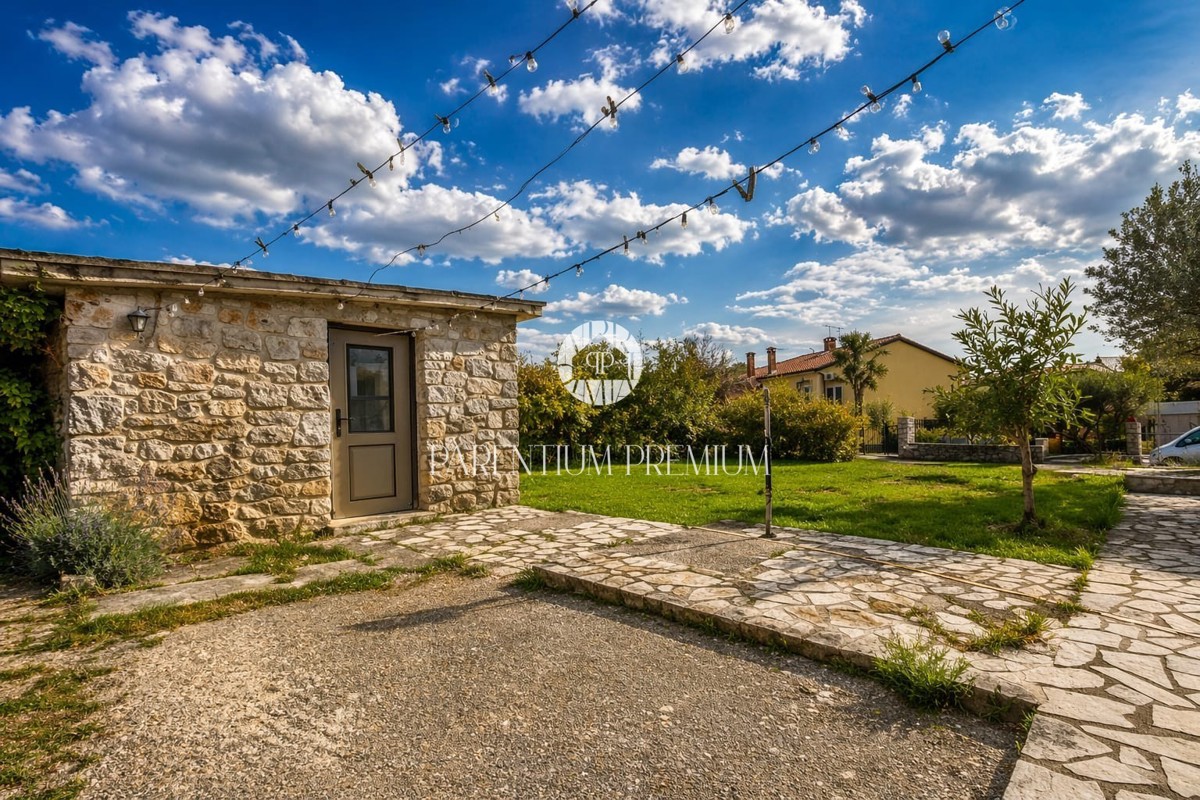 Affascinante casa in pietra con edificio annesso su un ampio terreno