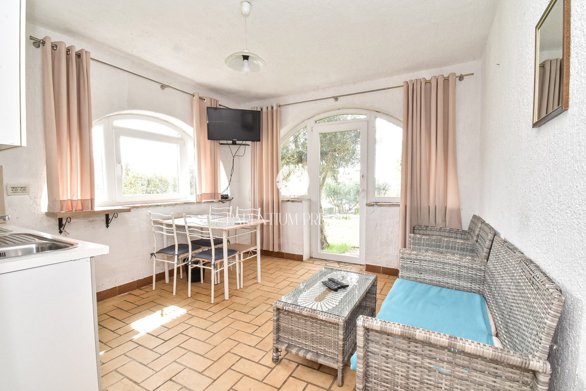 Affascinante casa in pietra con edificio annesso su un ampio terreno