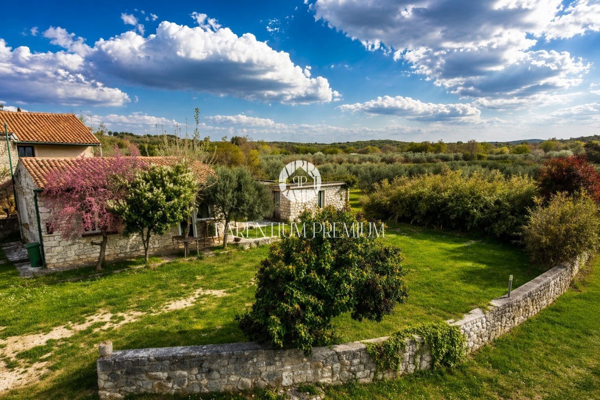Affascinante casa in pietra con edificio annesso su un ampio terreno