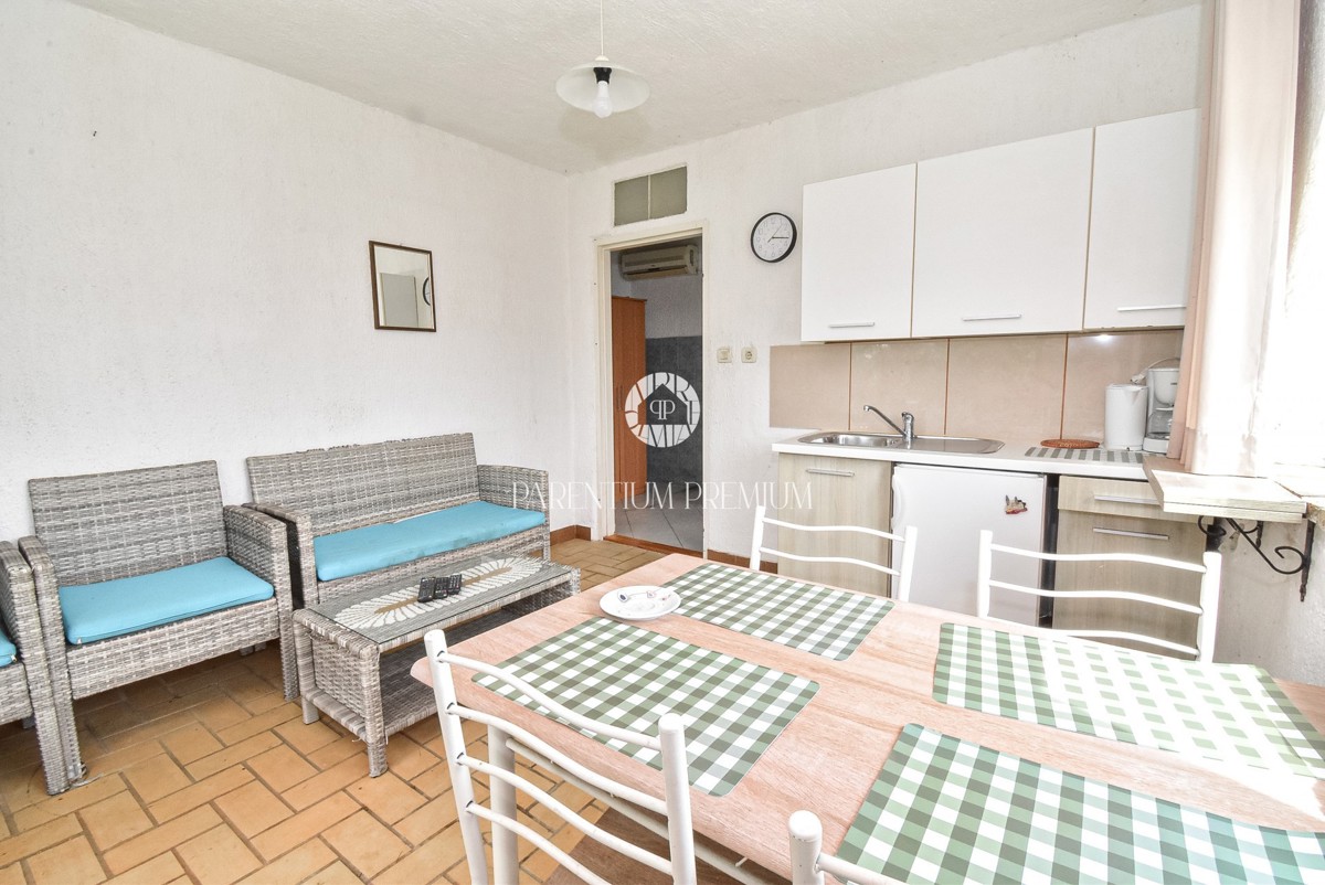 Affascinante casa in pietra con edificio annesso su un ampio terreno