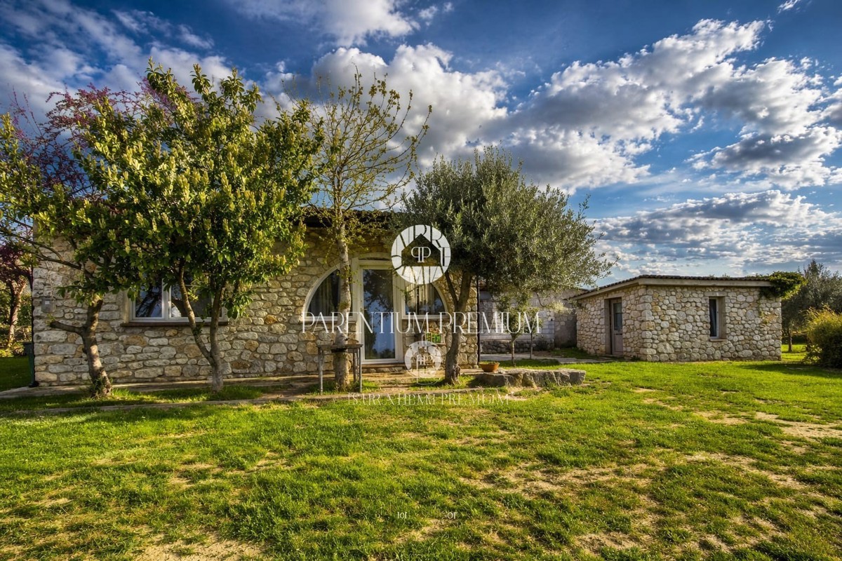Affascinante casa in pietra con edificio annesso su un ampio terreno