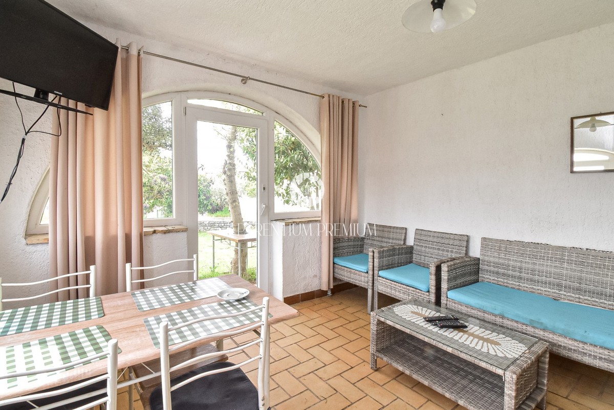 Affascinante casa in pietra con edificio annesso su un ampio terreno