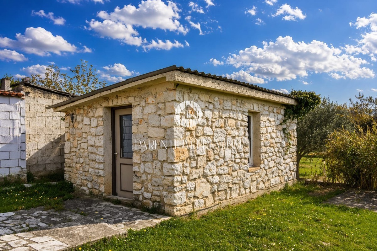 Affascinante casa in pietra con edificio annesso su un ampio terreno
