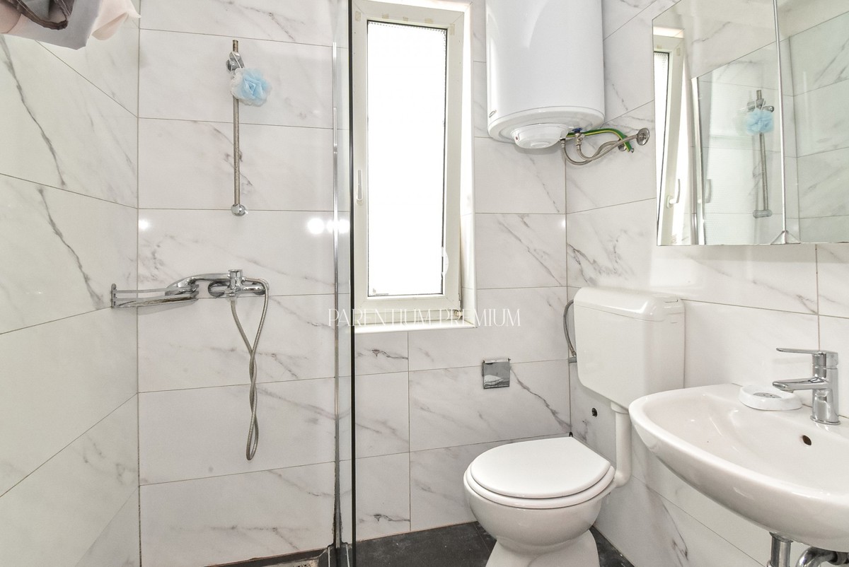 Affascinante casa in pietra con edificio annesso su un ampio terreno