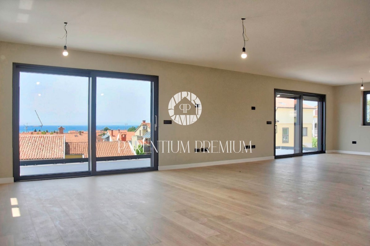 Attico di lusso con vista sul mare e sul centro storico di Parenzo, a 500 metri dalla spiaggia