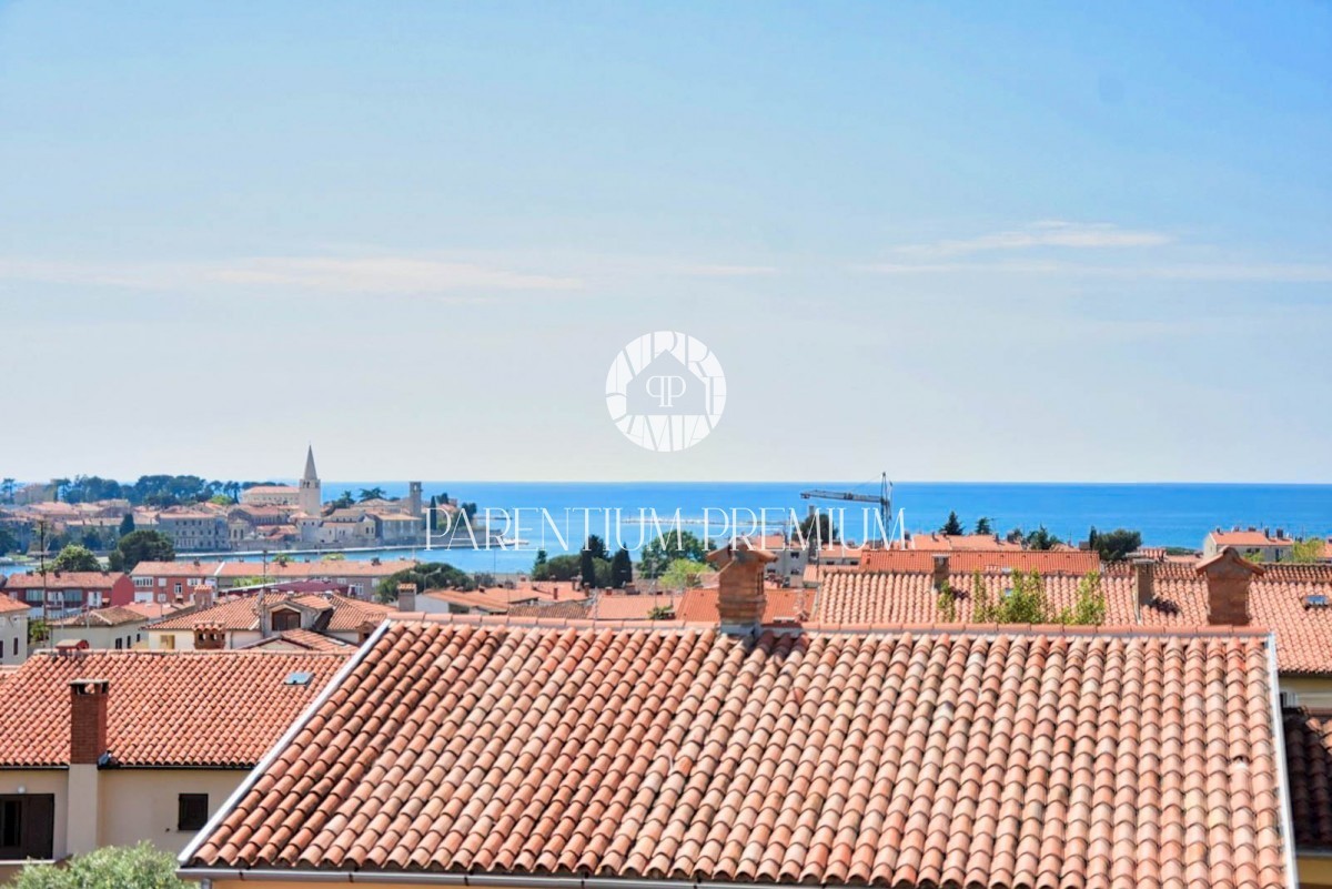 Attico di lusso con vista sul mare e sul centro storico di Parenzo, a 500 metri dalla spiaggia