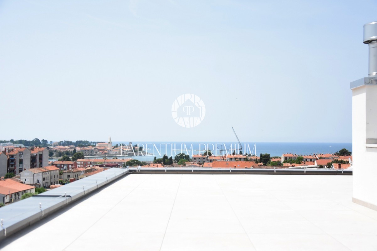Attico di lusso con vista sul mare e sul centro storico di Parenzo, a 500 metri dalla spiaggia
