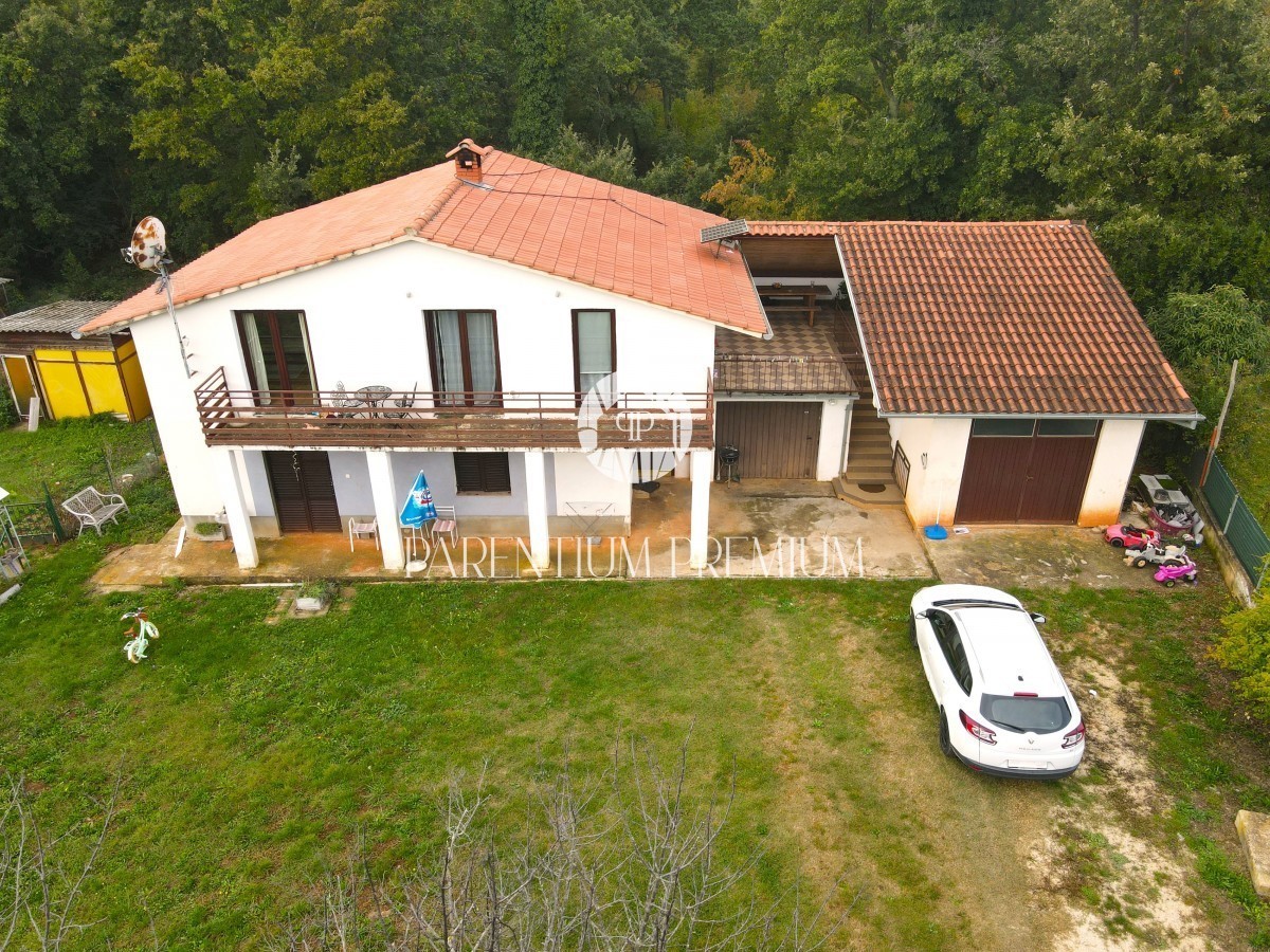 Casa con 2 unità abitative in posizione tranquilla