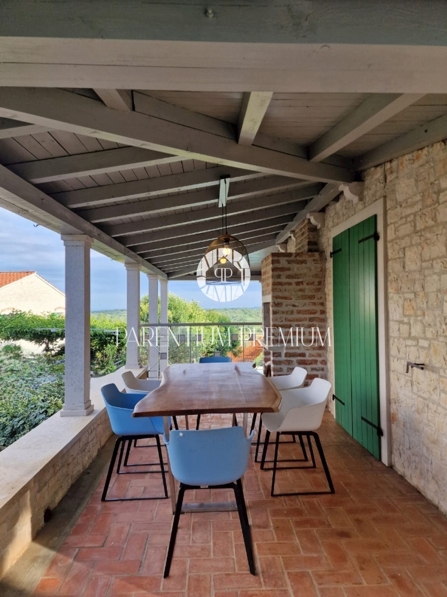 Una bella casa in pietra con vista panoramica sul mare
