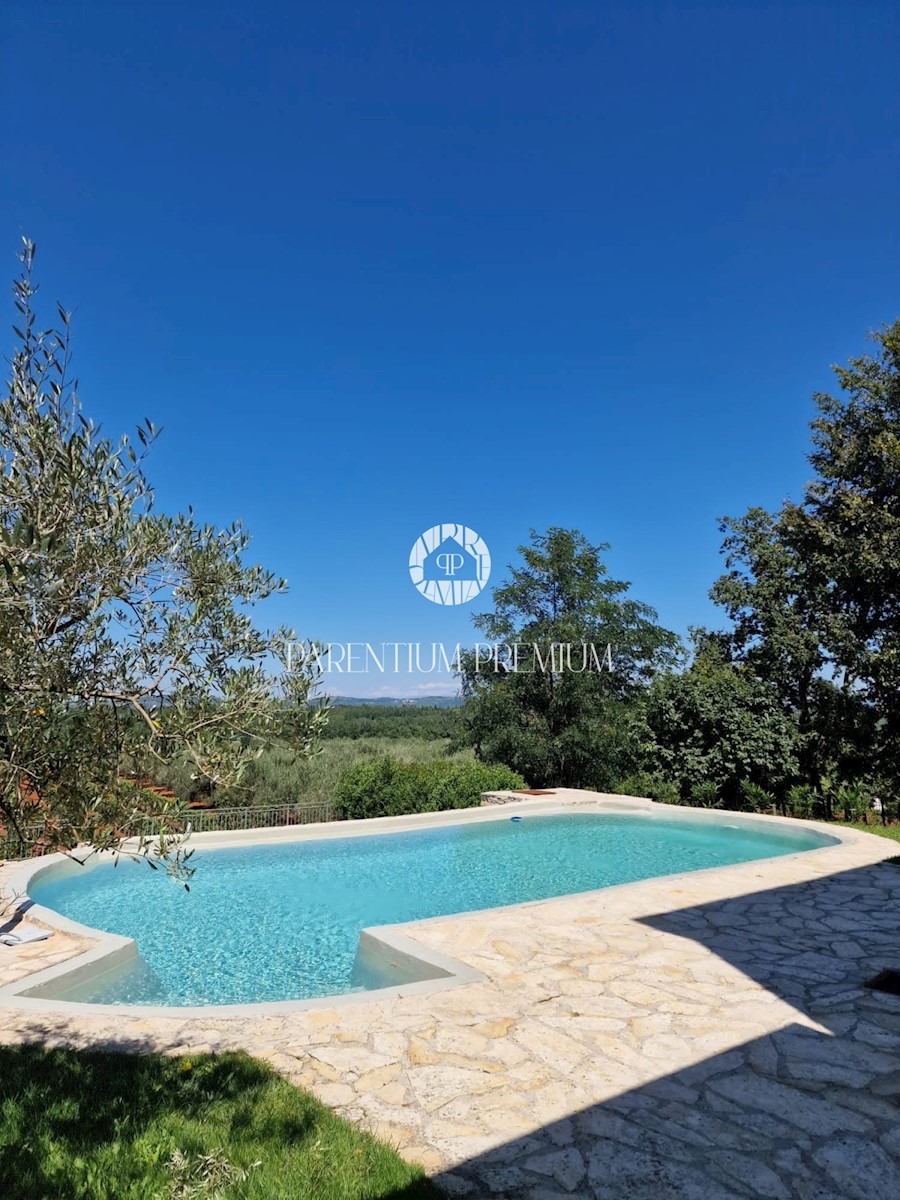 Una bella casa in pietra con vista panoramica sul mare