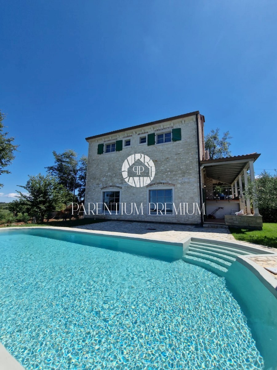 Una bella casa in pietra con vista panoramica sul mare