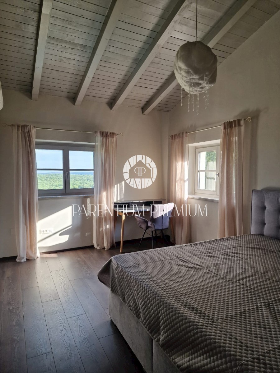Una bella casa in pietra con vista panoramica sul mare