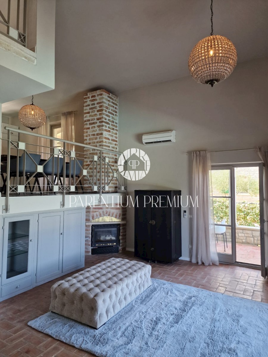 Una bella casa in pietra con vista panoramica sul mare