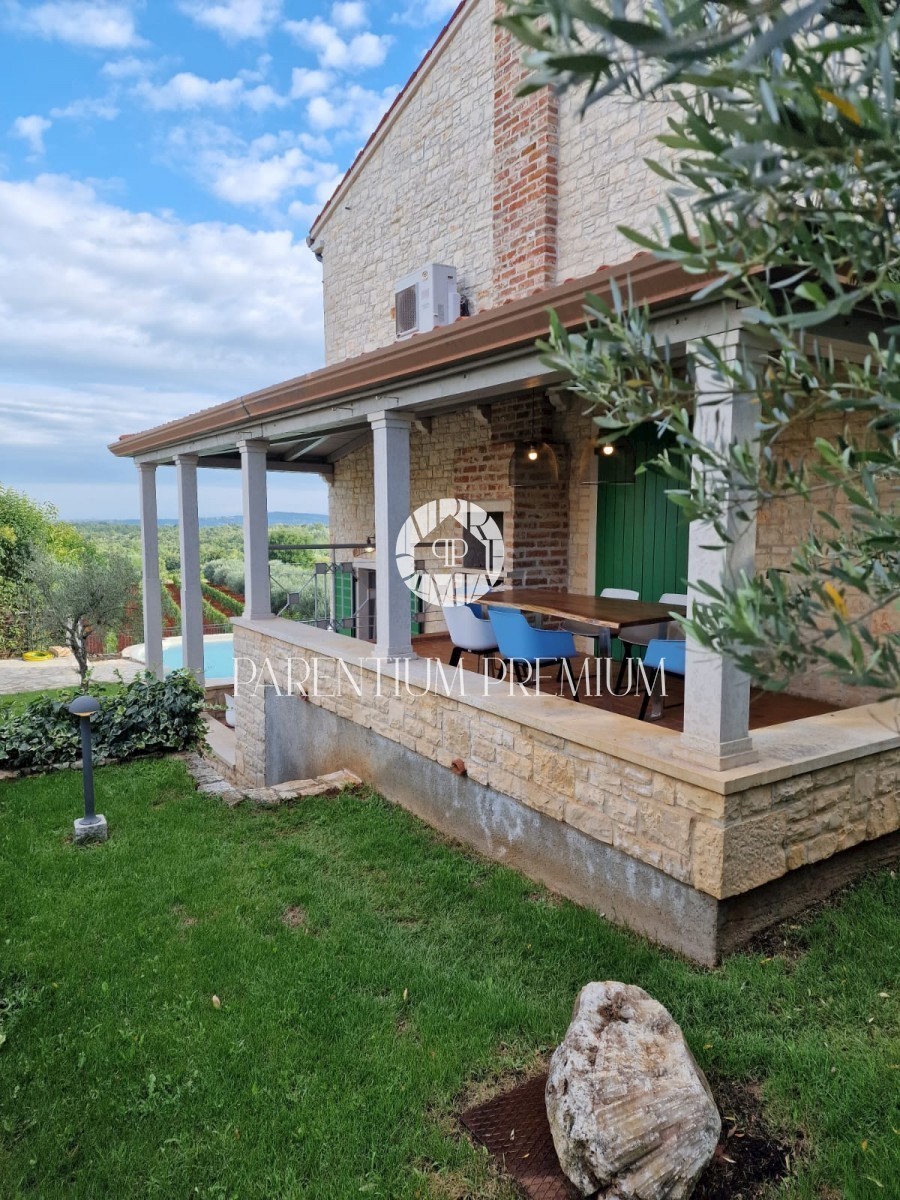 Una bella casa in pietra con vista panoramica sul mare