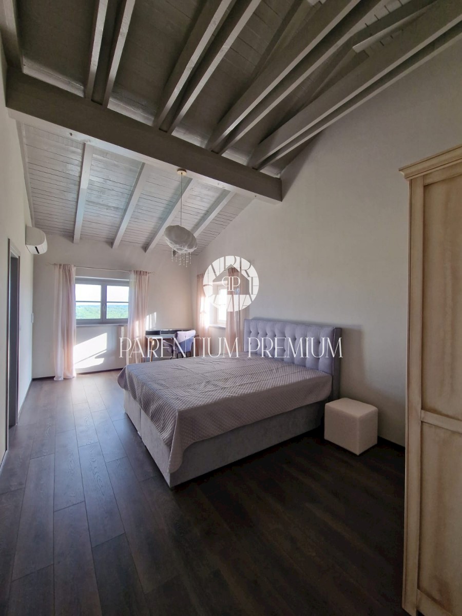 Una bella casa in pietra con vista panoramica sul mare