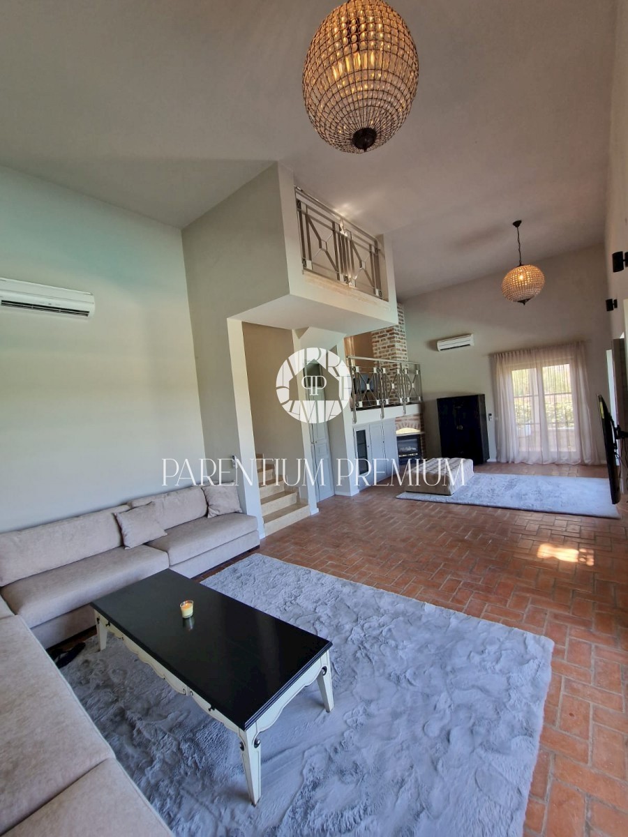 Una bella casa in pietra con vista panoramica sul mare