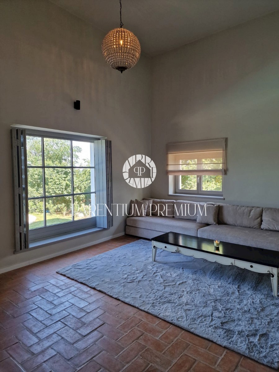 Una bella casa in pietra con vista panoramica sul mare
