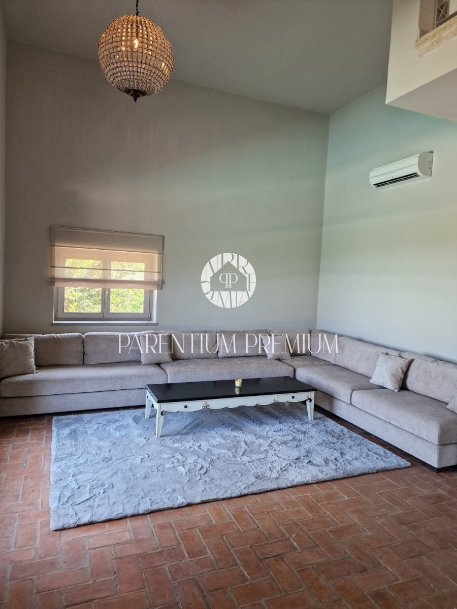 Una bella casa in pietra con vista panoramica sul mare