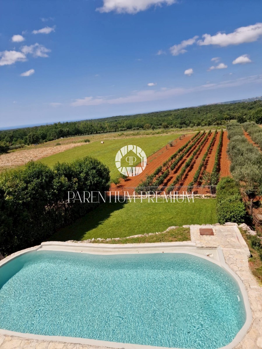 Una bella casa in pietra con vista panoramica sul mare