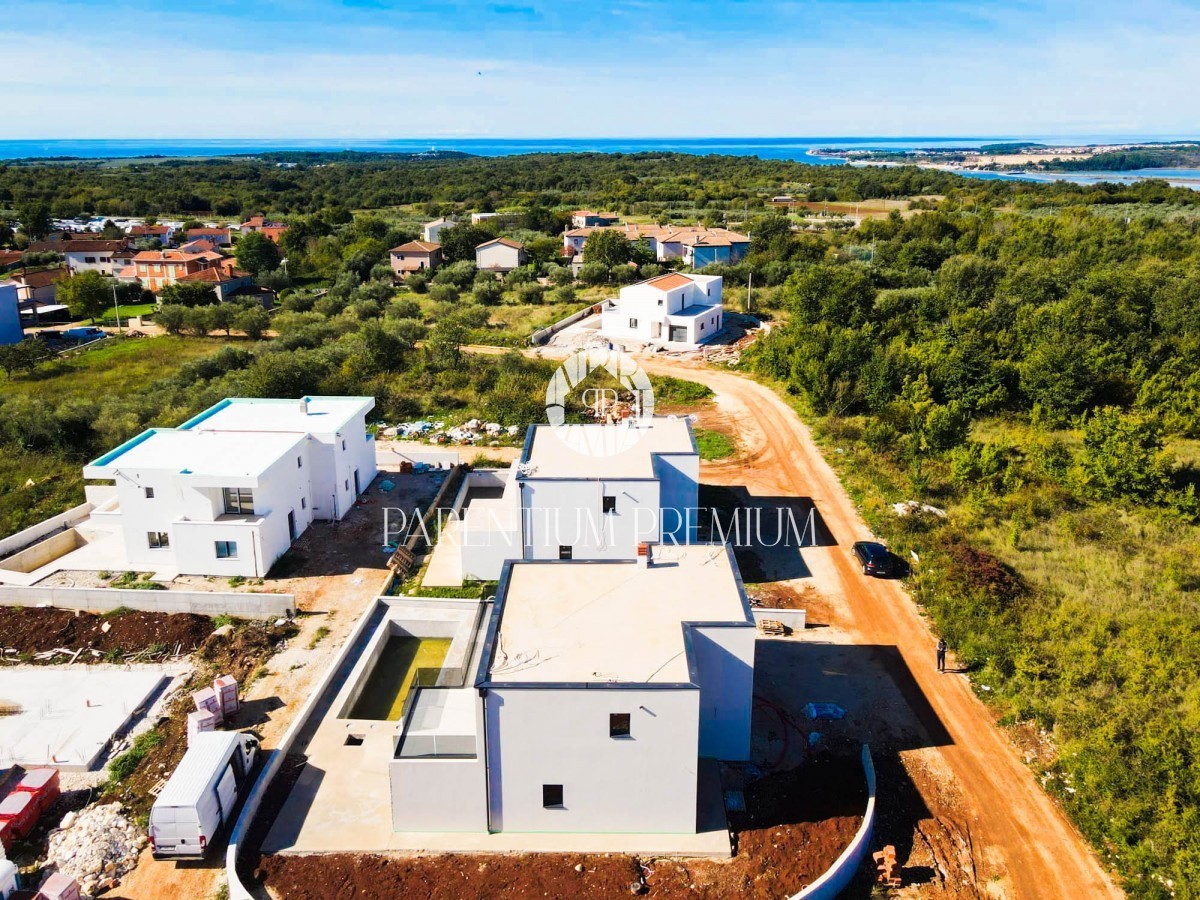 Una nuova villa moderna con piscina in una bella località turistica